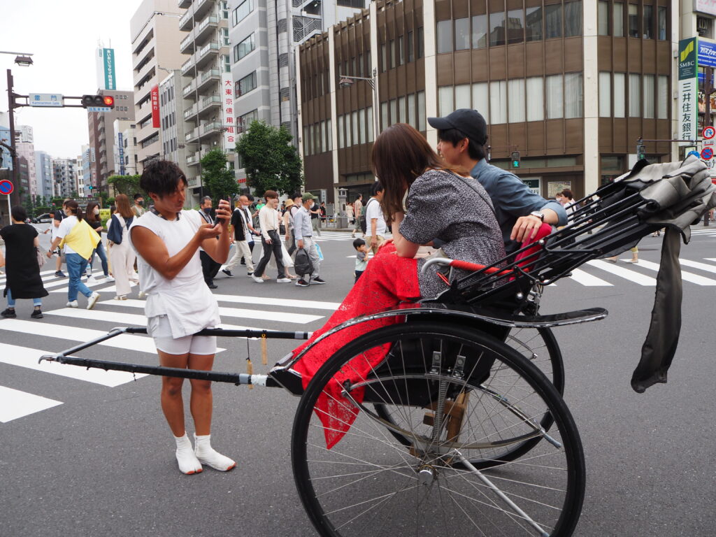 浅草寺周辺の人力車