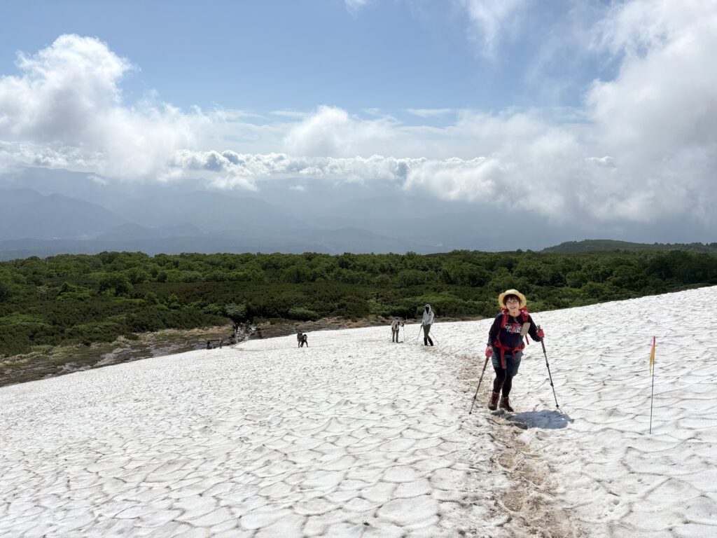 雪渓をゆく
