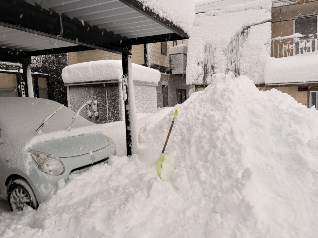 朝6時50分 早くも雪の山ができてきた