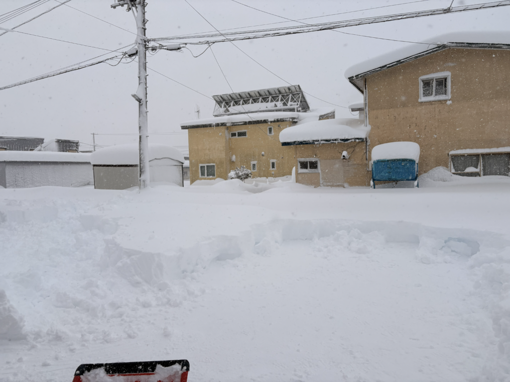 朝7時30分 1時間の除雪の結果 まだまだ道路まで遠い